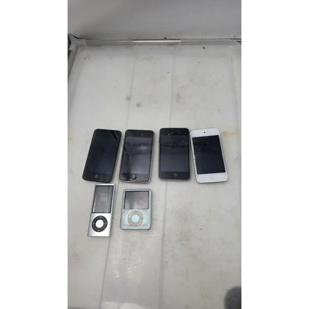 6 iPods, some turn on, some don't, as in the photo.